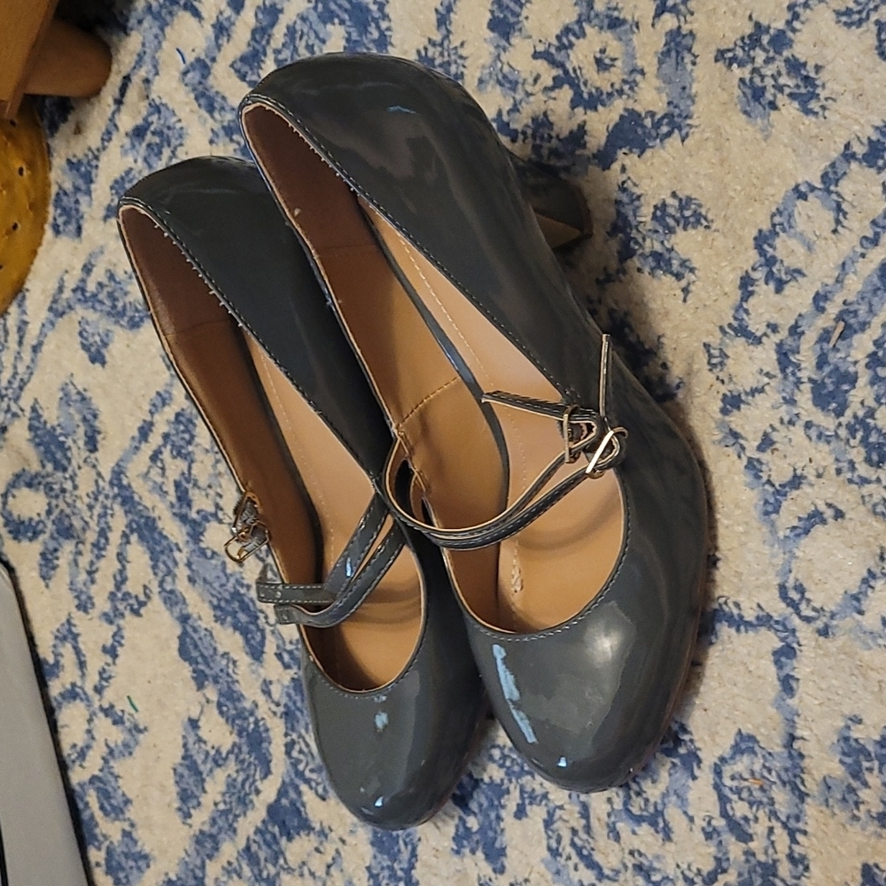 Journee Collection sz 7.5 gray patent heels with straps retro look new